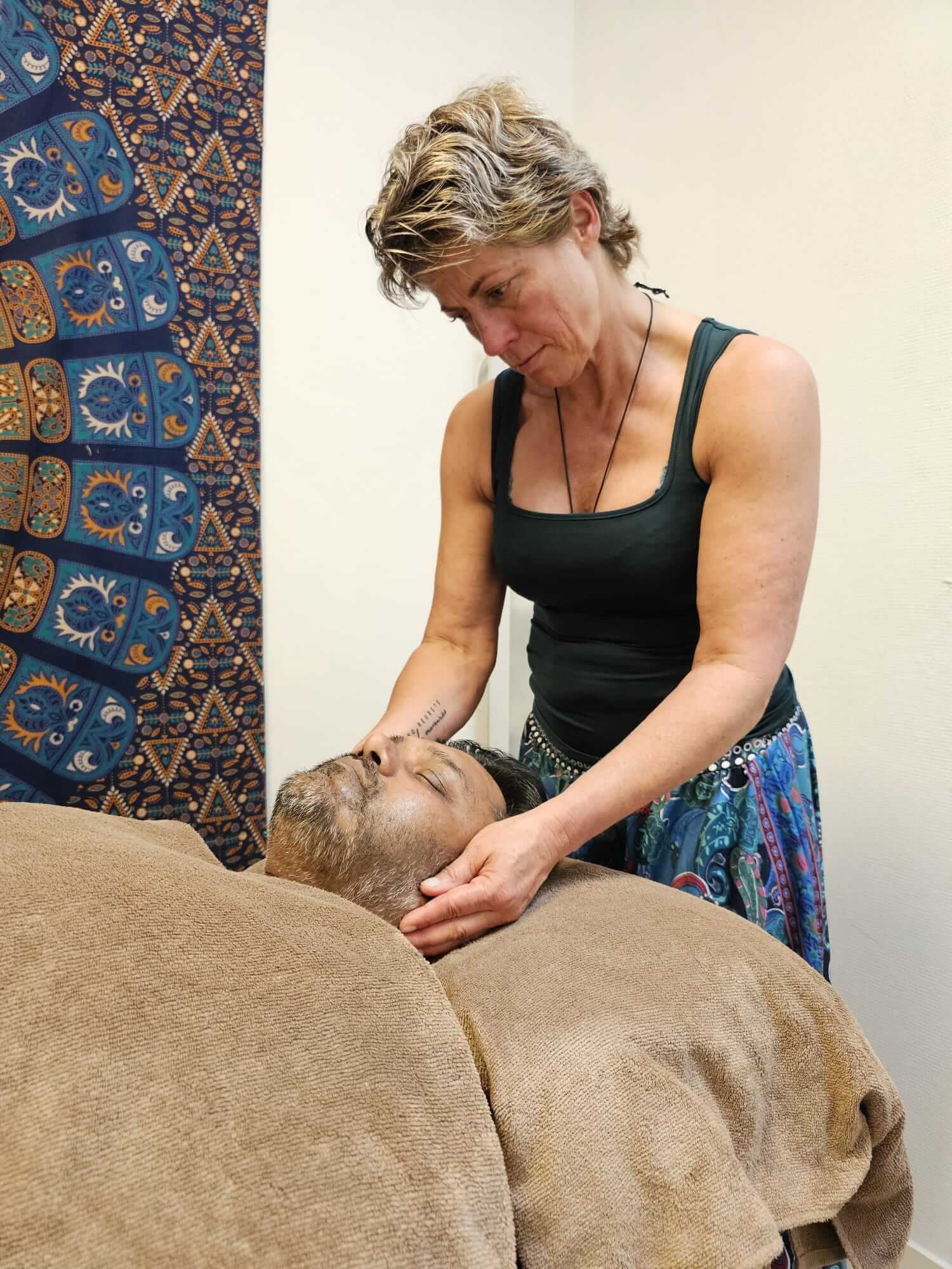 Kathrin geeft een reiki massage