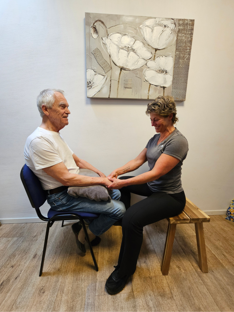 Kathrin geeft een ontspannende hand-massage