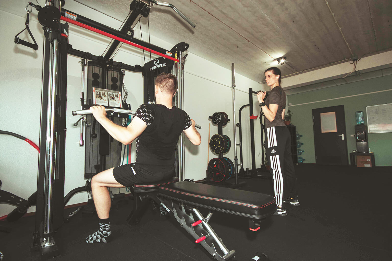 Veron van Veerkracht Personal Training begeleid een client met lat pulldowns